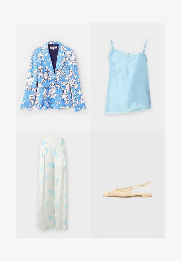 Blazer met bloemmotief in blauw, voorzien van een riem op de taille, met gestructureerde revers, lange mouwen en een gevoerde binnenkant met een gewatteerde textuur.; Lichtblauwe satijnen camisole met spaghettibandjes, voorzien van kant langs de halslijn en zoom, en een ontspannen, A-lijn silhouet.; Witte broek met wijde pijpen, lichtblauwe bloemenprint, geplooide voorkant en hoge taille tegen een effen achtergrond.; Slingback ballerina in lichtbeige met een mesh bovenwerk, spitse neus en een lage hak. Voorzien van een verstelbare band voor een goede pasvorm.