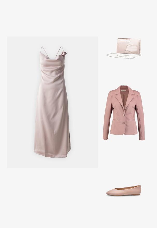 Lichtroze blazer met een gepantaloneerde kraag, enkelzijdige sluiting, twee knopen en twee voorzakken. Gladde stof met een lichte glans.; Satin slipdress in lichtroze met dunne bandjes en een gedrapeerde halslijn, voorzien van een rozenaccent op de linkerschouder.; Roze leren ballerina met een puntige neus, gladde textuur, minimale accenten en een effen lichtbruine zool. Eenvoudig ontwerp, zonder versieringen.; Satin clutch tas in zacht roze met een geplooid ontwerp; voorzien van een zilveren schouderband en een strakke rechthoekige vorm.
