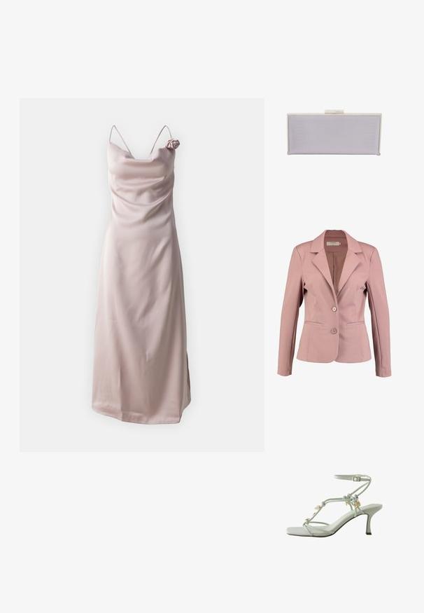 Lichtroze blazer met een gepantaloneerde kraag, enkelzijdige sluiting, twee knopen en twee voorzakken. Gladde stof met een lichte glans.; Satin slipdress in lichtroze met dunne bandjes en een gedrapeerde halslijn, voorzien van een rozenaccent op de linkerschouder.; Witte gespen sandaal met hoge hak, enkelriempje met gesp en gouden schelpvormige bedels aan knoopriemen, geplaatst tegen een witte achtergrond.; Rechthoekige lavendelkleurige clutch van textuurmateriaal met gladde randen. Voorzien van een zilveren klapsluiting aan de bovenkant.