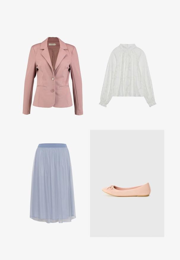 Helle rosa Blazer mit Reverskragen, einreihigem Design, zwei Knöpfen und zwei Fronttaschen. Glattes Material mit leichtem Glanz.; Weiße Bluse mit langen Ärmeln, mit einem strukturierten Blumenmuster, gerafftem Ausschnitt und elastischen Bündchen. Weicher, leichter Stoff.; Hellblauer, knielanger Rock aus durchsichtigem Stoff mit elastischem Bund und fließendem Design, das weiche, transparente Schichten zeigt.; Ballerina-Schuh aus leichtem, synthetischem Material in Hellrosa mit runder Zehenform, ausgestattet mit einem kleinen Schleifendetail und einer flexiblen Sohle.