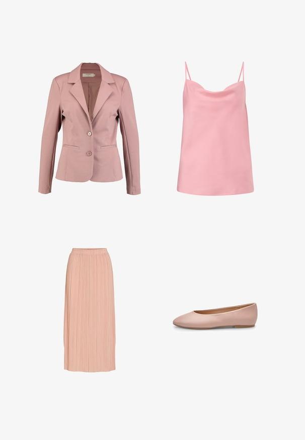 Lichtroze blazer met een gepantaloneerde kraag, enkelzijdige sluiting, twee knopen en twee voorzakken. Gladde stof met een lichte glans.; Roze satijnen camisole met dunne verstelbare bandjes, een ronde halslijn en een losse fit, met een gladde, zachte textuur.; Lichtroze geplooide midirok met elastische tailleband, rechte silhouet en fijne verticale plooien op een witte achtergrond.; Roze leren ballerina met een puntige neus, gladde textuur, minimale accenten en een effen lichtbruine zool. Eenvoudig ontwerp, zonder versieringen.