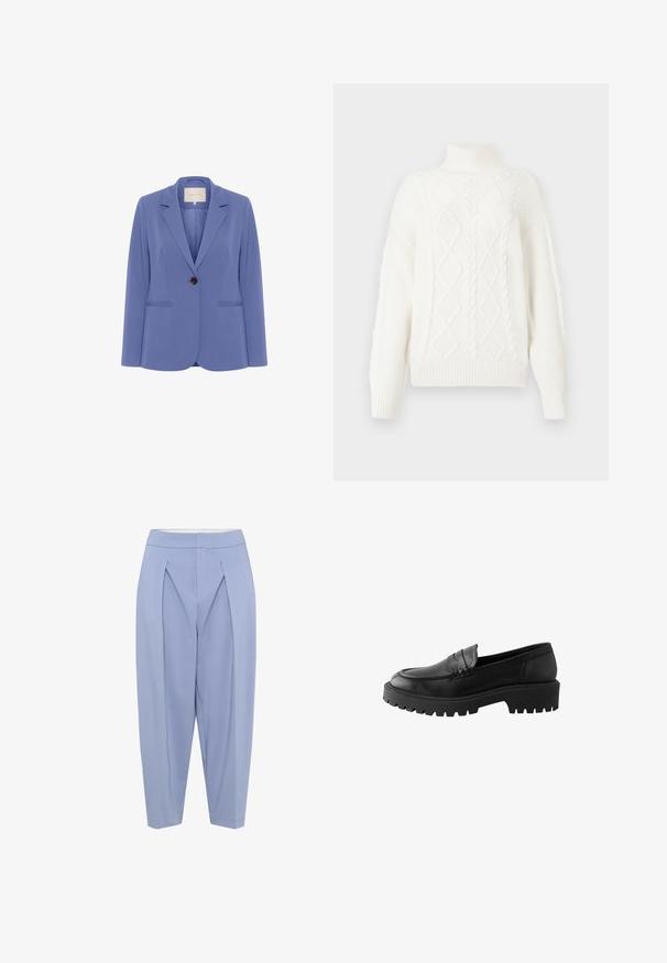 Skræddersyet blazer i lyseblåt stof, med en enkelt brun knap, klapkraver og to forreste lommer med en glat tekstur.; Chunky hvid turtleneck sweater med kabelstrikket design, der har diamantmønstre og strukturerede sektioner, bløde ribbede manchetter og kant.; Lysblå skræddersyede bukser med plisseret front, elastisk talje og snævre ben i en glat stofstruktur.; Sort læder loafer med rund tå, hævet sømdetalje og kraftig gummisål med dybe riller for bedre greb.