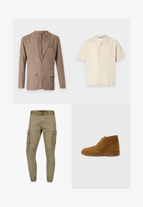 Brauner Leinenblazer mit Reverskragen, zwei Vorderaschen, einer Brusttasche und einer Ein-Knopf-Verschluss, der eine strukturierte Optik aufweist.; Helles beige Kurzarm-Hemd mit Knopfleiste aus Leinen, das einen Camp-Kragen, klare Linien und eine subtile Textur aufweist, mit fünf Frontknöpfen.; Beige Cargohose mit elastischen Bündchen, seitlichen Klappentaschen, vorderen Taschen und einem olivgrünen Stoffgürtel mit Metallschnalle.; Brauner Wildleder-Wüstenstiefel, knöchelhoch, mit zwei Ösen und Krepsohle auf schlichtem hellgrauem Hintergrund.