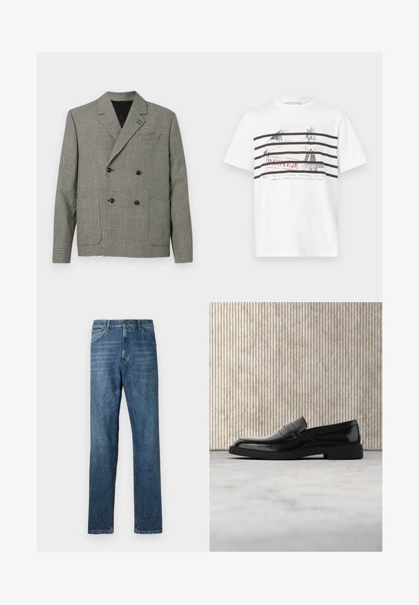 Dubbelzijdige blazer in zwart-wit ruitpatroon, met een reverskraag, twee voorkwasten en zwarte knoopaccenten.; Witte katoenen t-shirt met zwarte horizontale strepen en een grafische print van vogels met rode "BUSTED" tekst en aanvullende tekst daaronder.; Donkerblauwe denim jeans, recht model, vijf-pocket stijl, zichtbare stiksels, en een klassieke knoopsluiting. Lichte wassingseffect op de stof.; Zwarte gepolijste leren loafer die boven een beige tapijt zweeft met oranje doorschijnend meubilair op de achtergrond.