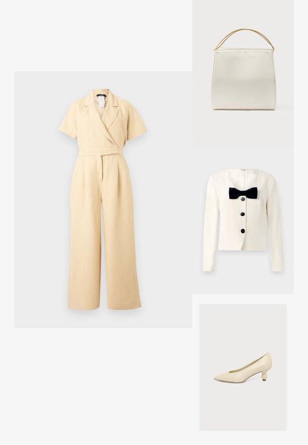 Creme blazer med dyb V-udskæring, prydet med et tekstureret sort butterfly og fire sorte knapper foran. Lange ærmer og en skræddersyet pasform.; Beige kortærmet jumpsuit med vide ben, omslagsstil V-hals og taljeret pasform, lavet af letvægtsstof.; Kremfarvet pump med spids tå og lav, unik pæreformet hæl på ensfarvet hvid baggrund.; Struktureret taske i satinfinish, cremefarvet, med en kæde til skulderrem. Har en flad, glat tekstur og rene syninger.
