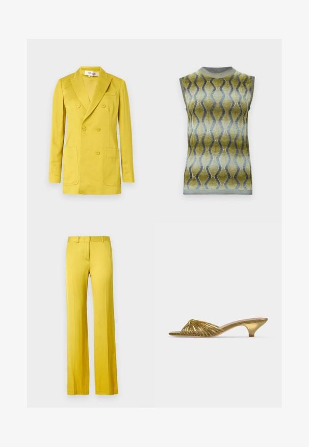 Blazer croisé jaune vif, fabriqué en tissu lisse, doté de revers à encoches, deux poches avant et une poche poitrine unique.; Haut en maille sans manches avec col montant en dégradé vert et bleu, présentant un motif de rayures ondulées verticales et des bords côtelés.; Pantalon à jambes larges de couleur jaune vif, en tissu lisse. Comprend une poche frontale et une ceinture cintrée pour un look structuré.; Mule dorée à bout ouvert avec lanières, petit talon kitten et design noué sur fond blanc uni.