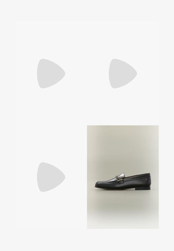 Combinaison en coton beige avec des manches longues, un col rond, une fermeture à boutons à l'avant, une taille ceinturée et une coupe droite.; Mocassin en cuir noir avec dessus argenté, détail de chaîne dorée, petit talon et bout arrondi sur fond neutre.; Sac seau en cuir noir avec une seule bandoulière et un petit logo BOSS doré centré près du haut à l'avant.; Boucles d'oreilles en acrylique transparent avec accents dorés, présentant un design incurvé et un fermoir transparent. Texture lisse, style minimaliste.