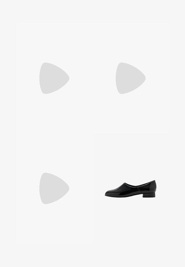 Sort jumpsuit med hvide prikker, ærmeløs design, indsnævret talje med bælte, brede bukser og en nøglehulskæring i ryggen.; Sort patentlæder slip-on sko med rund tå og lav, blokhælhælk. Glat overflade, minimalistisk design, ingen synlige udsmykninger.; Sorte solbriller med en smal, katteøjeform. Fremstillet af glat plast, med mørke linser og diskrete logo accenter på stængerne.; Sort, blank skuldertaske i læder med et enkelt rum med lynlås og en tynd rem buet i en bueform.