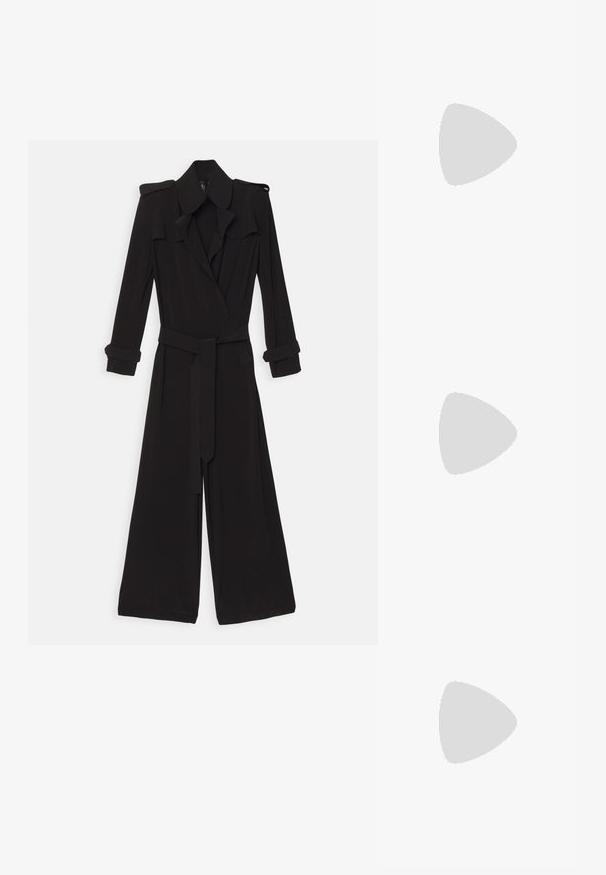 Norma Kamali DOUBLE BREASTED TRENCH STRAIGHT LEG - Buksedragter - black; Sort strikket sweater med rund halsudskæring, faldende skuldre samt ribstrikkede manchetter og kant. Glat tekstur med en løs pasform.; Sølv ankelstøvle lavet af metallæder, med spidse tæer, mellemhøje hæle og sømløst design med diskrete syninger.; Sort læderbælte med en stor afrundet rektangulær bronzespænde og spidse ender, lagt fladt ud på en hvid baggrund.