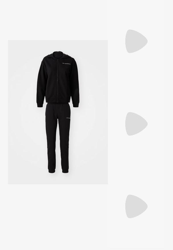 Zwarte sweatshirt en bijpassende joggers, gemaakt van zachte stof. Hoodie met ritssluiting, elastische manchetten en tailleband. Logo gedrukt op beide stukken.; Witte sneakers met een bovenwerk van gemarmerd leer, ronde neus en vetersluiting. Dikke witte rubberen zool met een gemarmerd grippatroon.; Zwarte leren polstasje met zilveren ritssluiting en kort handvat, geperst Emporio Armani Milano 1981-logo aan de voorkant.; Zilveren sculpturale oorbellen met gladde, gebogen vormen en reflecterende oppervlakken. Voorzien van een gesloten hoepelontwerp en een onderscheidende organische vorm.