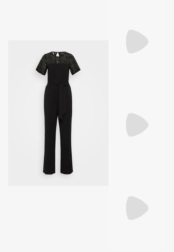Mono negro con manga corta de encaje, un escote redondo y una cintura ceñida. Las piernas son anchas y rectas, creando una silueta elegante.; Zapato slingback de cuero negro con punta puntiaguda, tacón bajo de bloque y diseño minimalista con finas tiras y textura suave.; Bolso tipo bucket metálico en gris con embellishments de strass, cierre con cordón y correa de cadena plateada. Presenta una placa con el logo en el frente.; Pendientes de plata con cadenas colgantes, adornados con múltiples piedras preciosas transparentes dispuestas en un patrón lineal, que ofrecen un efecto deslumbrante.