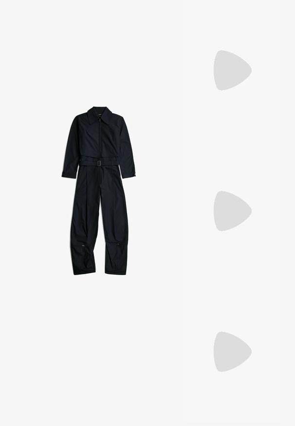 Zwarte jumpsuit met lange mouwen en kraag, ritssluiting aan de voorkant, verstelbare riem in de taille en ritsen nabij de onderkant van brede pijpen op een witte achtergrond.; Zwarte sportjack met een hoge kraag, ritssluiting en subtiele naden. Gemaakt van zacht, rekbaar materiaal met zijzakken.; Zwarte waterdichte wandelschoen met gaaspanelen, textuurzool, ronde neus en reflecterende veters. Voorzien van een logo en een trekband op de hiel.; Zwarte crossbodytas gemaakt van duurzaam stof, met een gevoerde, ademende band, ritssluitingen en een logolabel aan de voorkant.