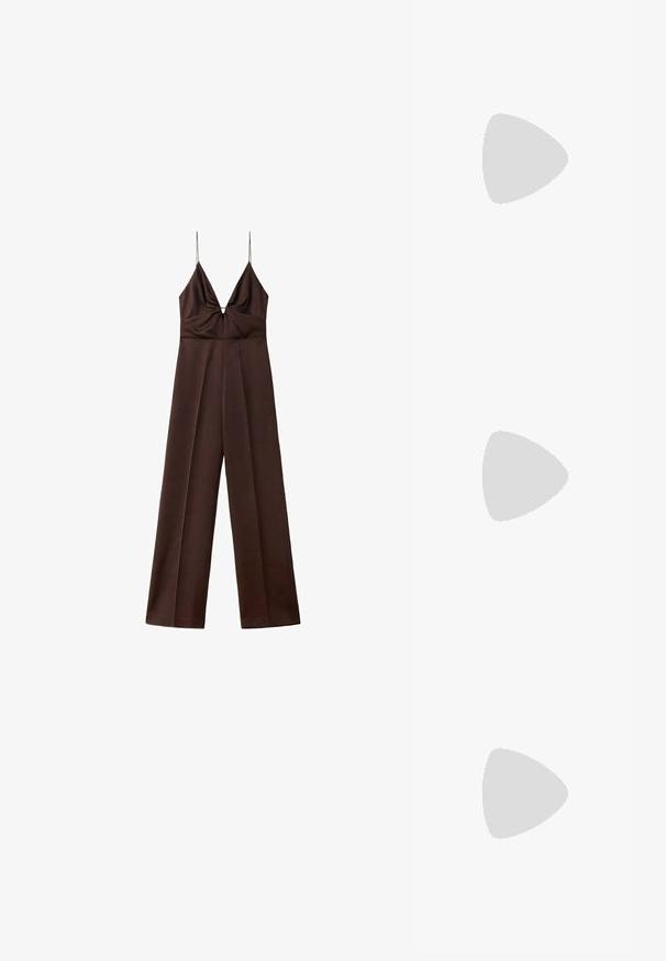 Donkerbruine jumpsuit met wijde pijpen, dunne spaghetti-bandjes en een diepe V-hals met geplooid detail bij de buste.; Bruine gebreide cardigan met kabelpatroon, ronde halslijn en knoopsluiting. Ribgebreide manchetten en zoom voegen textuur toe aan het ontwerp.; Witte Adidas Samba sneaker met bruine suède strepen, bruine suède neus en gumzool op een lichtgrijze achtergrond.; Donkerbruine leren schoudertas met een zachte, slungelige vorm en een gedraaide knoopvormige handgreep op een effen witte achtergrond.