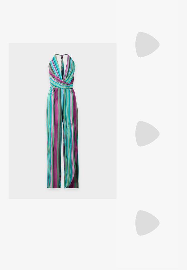 Combinaison sans manches avec col halter et jambes larges, présentant des rayures verticales en turquoise, violet, vert, rose, noir et blanc.; Cardigan tricoté avec un col en V, présentant des rayures ondulées marron, bleu et vert. Fermeture à boutons à l'avant avec un accent noir et blanc. Manches longues.; Mule beige à bout ouvert avec un petit talon aiguille bas et une lanière décorative circulaire tissée sur le devant.; Sac cabas en paille beige tissée avec des poignées tressées vertes et noires et un patch rectangulaire coloré à l'avant.