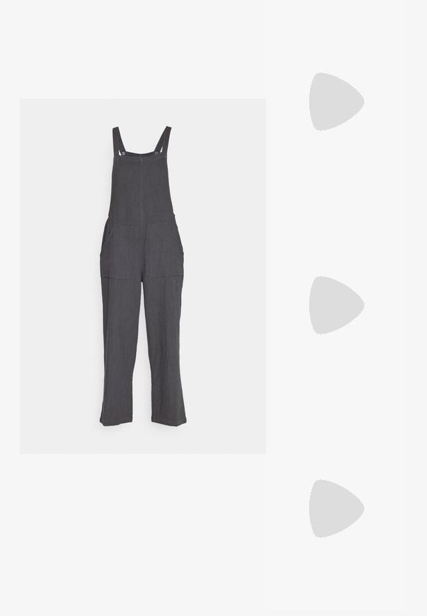 Grå linnedragt med brede ben, justerbare stropper og to store forlommer. Har et tekstureret stof og trykknaplukninger.; Sort sandal med to justerbare remme, sølvspænder og en korksål på en struktureret sort gummisål.; Kat-ejede solbriller med en sort og orange skildpaddemønstret stel, brune linser og slanke, spidse ender. Har et minimalistisk logo på skabelsen.; Sølvøreringe med et minimalistisk design. Cirkulær form, glat tekstur og tynd profil. Letvægtige med en poleret overflade.