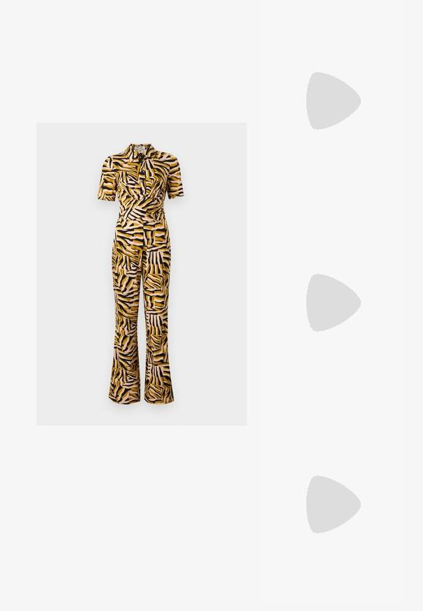 Kortærmet, kravebuksedragt med knaplukning, med abstrakt zebra-stribede mønster i senneps-, sort og beige farve og vide bukseben.; Hættejakke med lynlås i et brunt og sort bølgemønster. Lavet af tekstureret stof, har den lange ærmer og en tætsiddende pasform.; Hæl sandal med leopardprint i gul og sort. Har tynde, krydsede remme og en slank, tilspidset hæl for en elegant silhuet.; To skinnende guldøreringe i et buet design med orange accenter nær stikket, sat mod en enkel hvid baggrund.