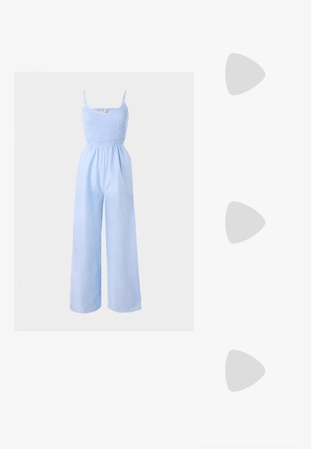 Lysblå jumpsuit lavet af blødt stof, med et smocked bodice, tynde stropper og vide ben for en løs pasform.; Lyseblå ribbet crop top med lange ærmer, med en kvadratisk udskæring og hvide bånd foran. Struktureret mønster over hele stoffet.; Hvid højt canvas sneaksko med hvide snørebånd, metaløjer, tyk gummisål og tekstureret tåhætte, vendt mod venstre på en hvid baggrund.; Denim skuldertaske med fold-over design, lys blå farve, synlige sømme, justerbar rem og en sidelabel-detalje.