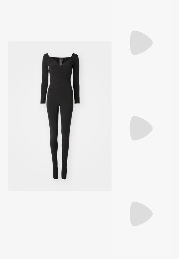 Combinaison noire à manches longues avec décolleté carré, design enveloppant au niveau du buste et jambes ajustées, fabriquée en tissu extensible.; Chaussure plate en cuir noir avec un bout arrondi et un design froncé le long de l'ouverture. Présente un détail discret en métal argenté sur le devant.; Sac à main en maille noire orné de clous en argent, avec une poignée incurvée et une bandoulière en chaîne. Texture douce avec une forme arrondie.; Boucles d'oreilles sculpturales en argent avec des formes douces et courbes et des surfaces réfléchissantes. Présentent un design de boucle fermée et une forme organique distincte.
