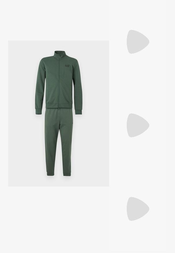 Survêtement en tissu vert foncé, comprenant une veste zippée avec col et un pantalon assorti à coupe fuselée. Comprend un petit logo sur la veste.; Veste légère noire avec fermeture éclair à l'avant, col, poignets élastiques et poche poitrine avec un accent réfléchissant. Texture lisse et design décontracté.; Baskets en daim noir à profil bas, avec un bout rond et une semelle en caoutchouc texturé. Comprend cinq œillets et une languette à l'arrière.; Sac à bandoulière noir avec fermeture éclair, sangle ajustable et emblème métallique du logo centré à l'avant.