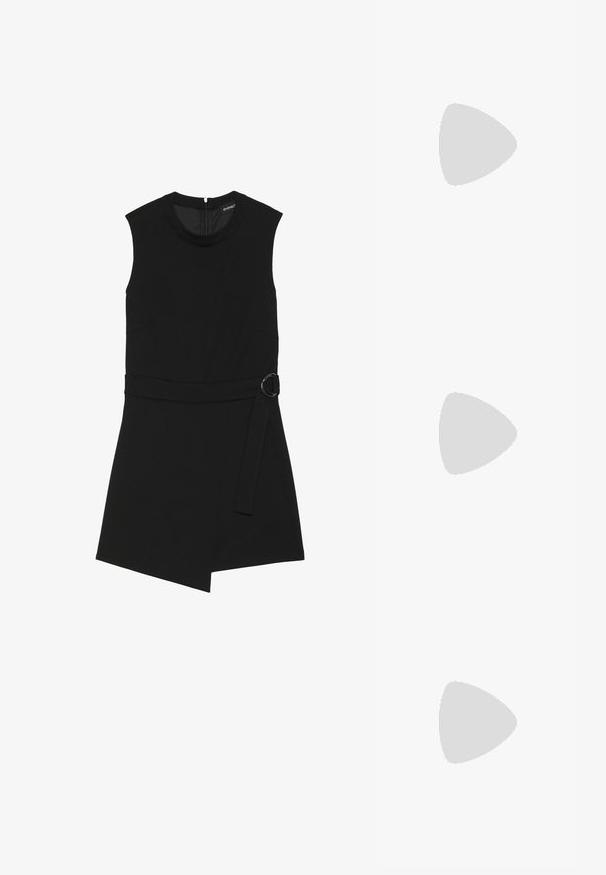 Robe noire sans manches avec un col rond, une ceinture avec une boucle circulaire à la taille et un ourlet asymétrique. Fabriquée dans un tissu lisse.; Cardigan à manches courtes en V couleur crème, fabriqué en matériau doux, avec des embellissements décoratifs en perles et en strass et une fermeture à bouton.; Sandale à glissière noire brillante avec deux boucles carrées argentées réglables et une semelle plate.; Lunettes de soleil noires de forme rectangulaire, verres foncés et finition brillante. Mettant en valeur un logo discret sur la branche.