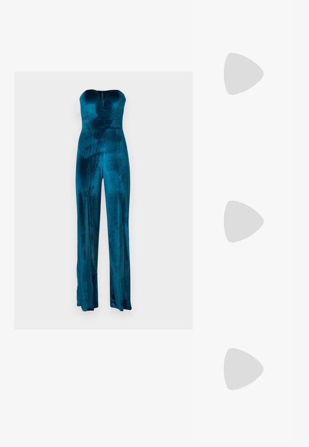 Smaragdgrøn fløjl jumpsuit med et stropløst design, lige ben og en subtil V-udskæring. Har en rygzipper og en let glans.; Anna Field Pumps - dark blue; Guldmetallisk håndtaske med et struktureret design, glat tekstur og justerbar rem. Har en unik trekantet form og minimalistisk syning.; Guldtonede øreringe formet som abstrakte hænder, med en skinnende overflade, intrikate detaljer og en sølv- og guldfarvet post til sikker fastgørelse.