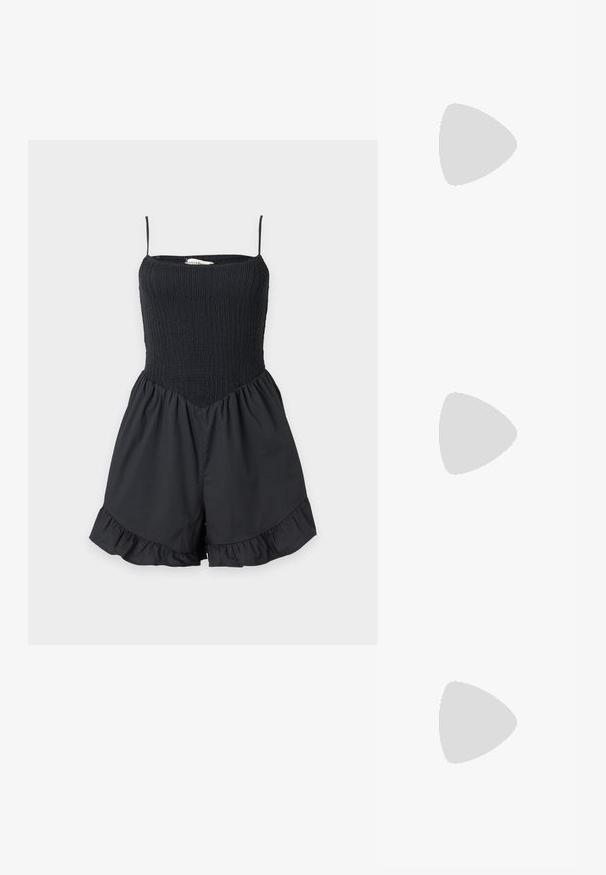 Sort ærmeløs romper med rynket, tætsiddende overdel, tynde skulderstropper, løse shorts og flæsekant, lagt fladt på hvid baggrund.; Sort kortærmet strikket cardigan med rund halsudskæring, der har en bølget kant og seks sorte knapper foran.; Sort læder-flipflop-sandal med tynde remme, der ligger på gråt fortov nær flisevæg, mærket med "S. MAMMI" indersål-tekst.; Sort taske med krokodilletekstur, rynket øverste kant, samlet hank og snore med kvaster på hver side mod en hvid baggrund.