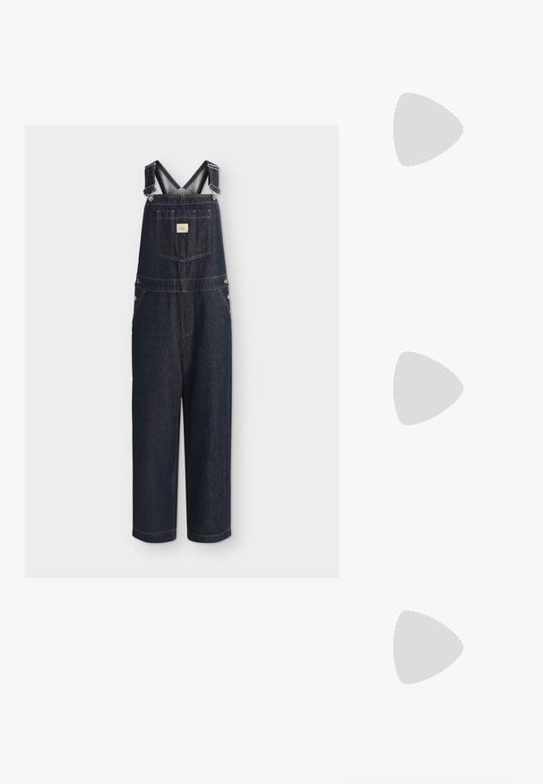 Mørkeblå denim-overalls med justerbare skulderstropper, frontlomme på brystet med logopatch og brede, lige ben.; Sort, flosset lynlås-sweater med høj krave, to forlommer og rund metal lynlåstrækker.; Sort midtkalv læderstøvle med tyk profileret sål, sidelukning med lynlås, trækstrop bagpå og præget mærkenavn på sålkanten.; Sort lædertaske med rynket top, korte dobbelthåndtag og snørebåndslukning foran i midten mod en hvid baggrund.
