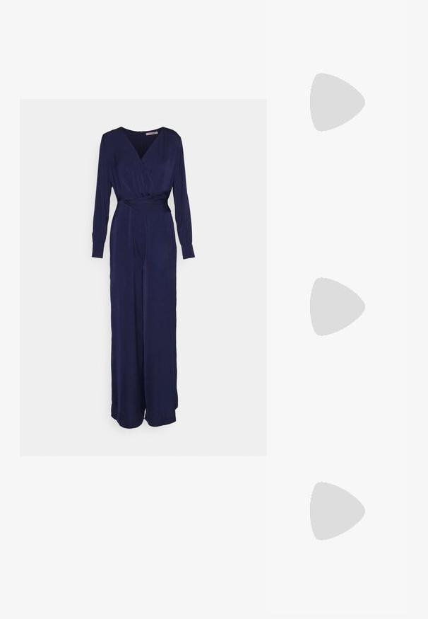 Anna Field Jumpsuit - dark blue; Lichtblauwe nubuck slingback hak, puntige neus, verstelbaar enkelbandje met metalen gesp, natuurlijke beige binnenzool en lage hak.; Rechthoekige zilveren clutch met kralen en bloemenpatronen, voorzien van een lange dunne zilveren kettingriem, tentoongesteld tegen een effen achtergrond.; Delicate gouden ketting met een enkele hanger in de vorm van een hoofdletter "A" en een kleine sluiting.