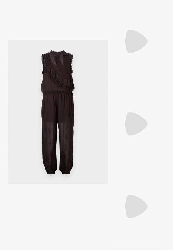Ærmeløs mørkebrunt jumpsuit med høj hals, bølgede diagonale plisseringer på toppen, elastisk talje og tilspidsede, gennemsigtige bukser.; Mørk ærmeløs vest med lodrette striber, der har fem frontknapper, rund halsudskæring samt et glat stof med en subtil glans.; Mørkebrun læder sandal med smalle remme, kitten heel og justerbar ankelrem med spænde på hvid baggrund.; Lille bordeauxlæder clutch-pung med sølv metal lukning og håndledsrem på hvid baggrund.