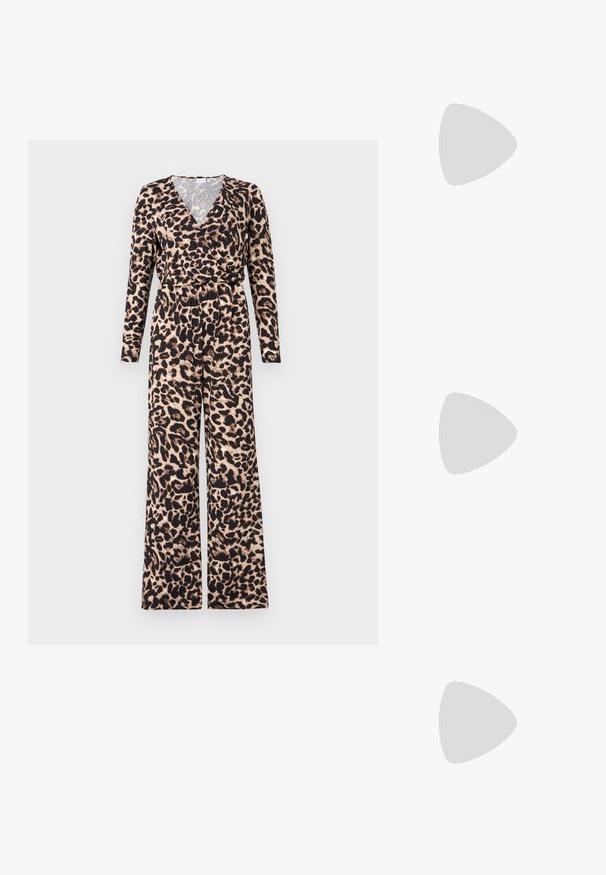 Mono de estampado de leopardo con mangas largas y un diseño envolvente. Hecho de tejido suave, con un fondo beige y acentos negros.; Cárdigan de punto texturizado gris con mangas largas y cuatro grandes botones decorativos en el frente.; Zapato slingback de charol negro con punta puntiaguda, tacón bajo y dos correas ajustables con hebillas, mostrado de perfil lateral.; Pequeño bolso negro brillante con dos asas largas y detalles de cordón lateral sobre un fondo claro liso.