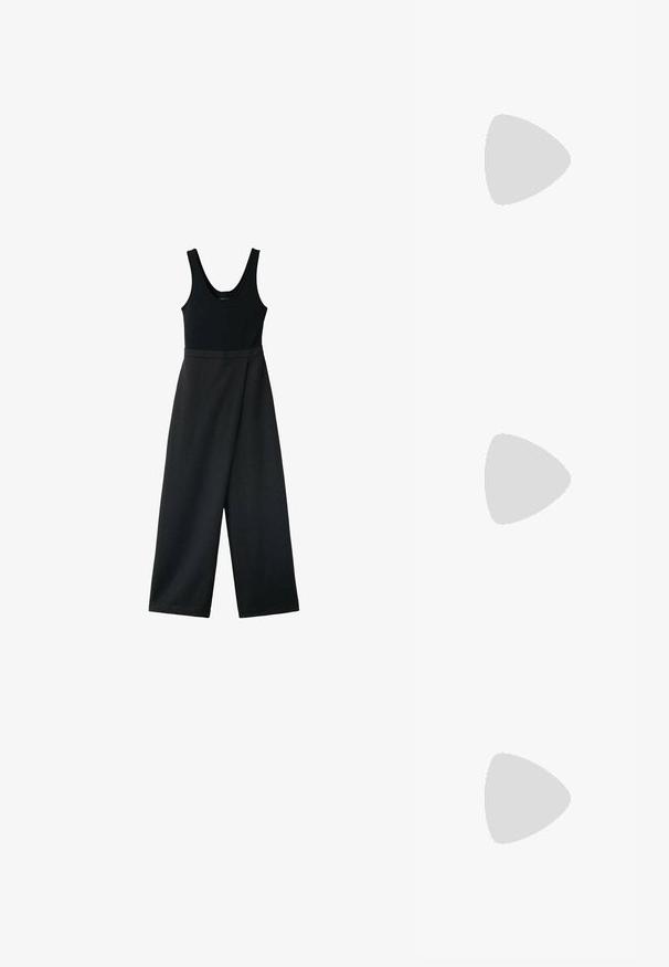 Mono negro sin mangas con piernas anchas y un corpiño ajustado, mostrado sobre un fondo blanco.; Chaleco militar negro sin mangas con cuello redondo, seis correas decorativas horizontales y botones plateados en la parte delantera.; Zapato Mary Jane de charol negro con punta afilada y un tacón bajo en bloque. Presenta una única correa ajustable sobre el empeine.; Gafas rectangulares de carey marrón con lentes transparentes y patillas elegantes, que muestran una textura suave y un diseño minimalista.