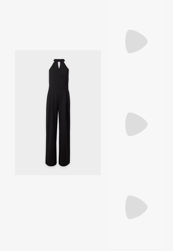 Mono negro sin mangas, de pernera ancha, escote halter, parte delantera cruzada en forma de V y abertura de ojo de cerradura bajo el cuello. Sin accesorios visibles.; Sandalia de tacón alto de ante negro con suela de plataforma, tira en el tobillo con herrajes plateados, diseño de punta abierta y textura suave.; Bolso de metal dorado con una textura suave y brillante. Presenta un asa anudada y una forma redondeada y suave. Cierre de cremallera en la parte superior.; Dos pares de pendientes de aro geométricos en tono dorado sobre una superficie blanca lisa, un par cuadrados y sólidos, un par rectangulares y huecos.