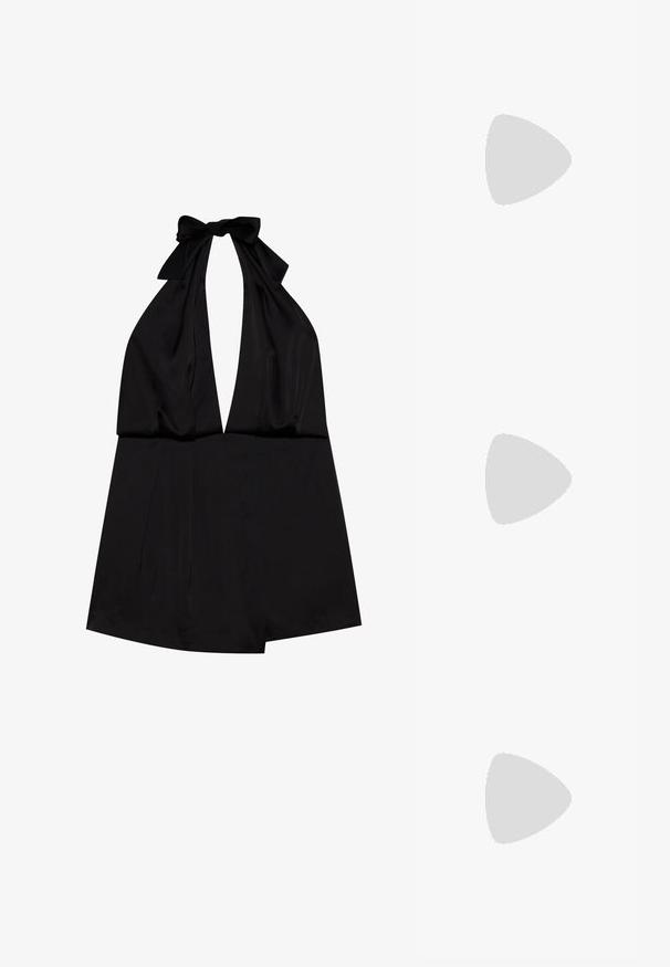 Even&Odd Buksedragter - black; Brun strikket top med dyb V-hals, korte ærmer og en vertikal ribbet tekstur, accentueret med en volangkant ned foran.; ALDO PUCKERUP - Højhælede pumps - brown; Fire blomsterformede ørestikker i guldfarve arrangeret i to par på en hvid baggrund.