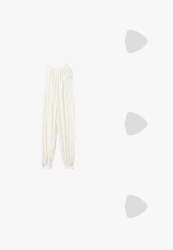 Mono blanco sin mangas con tirantes finos, corpiño fruncido, cintura ceñida, pantalones anchos que se estrechan en los tobillos con puños abotonados.; Chaleco beige de cuello halter con forma ajustada, cierre de cinco botones y dos bolsillos frontales. Fabricado en una tela suave con un acabado limpio.; Chancla negra de piel suave, con un diseño de tira delgada y una suela plana de perfil mínimo. Sin patrones ni acentos notables.; Pequeño estuche con cremallera, rayas horizontales tejidas en negro y blanco, fondo plano y tirador de cremallera visible en la parte superior.