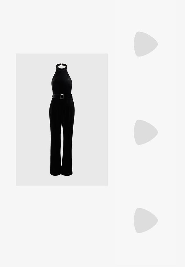 Sort fløjl jumpsuit med høj hals og brede ben. Har et sort bælte med en rektangulær smykkespænde. Glat tekstur.; Sorte ruskinds platform hæle med en tyk blokhæl, rund tå og ankelrem fastgjort med en metalspænde. Glat tekstur hele vejen igennem.; Perlegrå clutch taske med metallisk rund håndtag, der har en tekstureret overflade prydet med blomsterformede palietter og glitrende detaljer.; To sæt sølv hoops øreringe med en let banket struktur på en hvid baggrund.