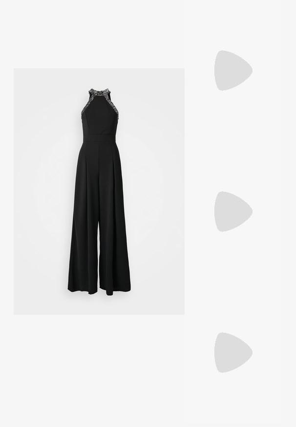 Zwart jumpsuit met een halternekontwerp, voorzien van versierde rand. Wijd gesneden silhouet met geplooide details aan de voorkant.; Zwarte suède hoge hakken sandaal met een platformzool, enkelband met zilveren beslag, open teen ontwerp en een gladde textuur.; Zilveren metallic clutch met een geweven gaasontwerp, rechthoekige vorm en een kettingriem om mee te dragen. Gladde textuur en gepolijste afwerking.; Zilveren hoepel oorbellen met een minimalistisch ontwerp. Cirkelvormig, gladde textuur en dun profiel. Lichtgewicht met een gepolijste afwerking.