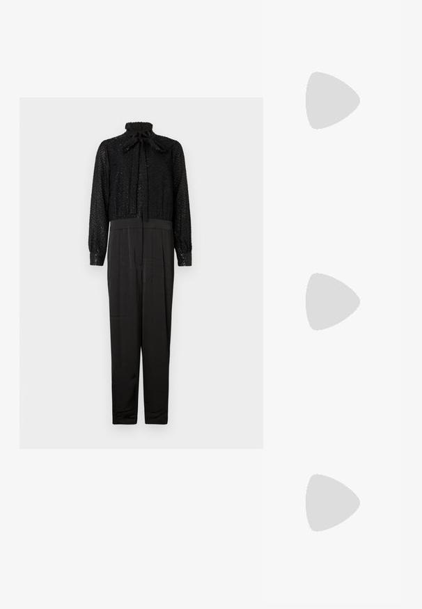 Must ülikond, millel on tekstuuriga, sädelev ülaosa kõrge kaeluse ja paelaga ning sile, vormitud alaosa pikkade varrukate ja kitsenevate säärtega.; Hallituseta seljaga vest hallist herringbone kangast, millel on sügav V-kaelus, kolm dekoratiivset nööpiga ja sile must vooder peene mustriga.; Must musta sanga, millel on terav nina ja esiosas lõige, ning õhuke stiletto konts.; Hõbe metalse poolkuukujuline õlakott musta reguleeritava rihma ja tõmblukuga ühevärvilisel heledal taustal.