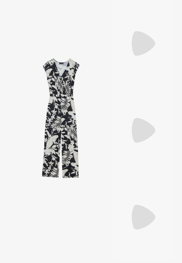Mono floral en blanco y negro, con mangas cortas, escote en V, cintura elástica y pantalones de pierna ancha con una textura de tela suave.; Sandalia negra de dos tiras con hebillas plateadas, plantilla de corcho y suela de goma. Acabado mate en las tiras, exhibida sobre una superficie texturizada y tejida.; Bolso de mano de paja trenzada con textura natural, acentuado por un ribete y asa de hombro de cuero sintético negro; diseño de apertura en la parte superior.; Pendientes de aro plateados con un diseño minimalista. Forma circular, textura suave y perfil delgado. Livianos con un acabado pulido.