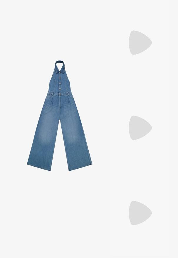 Denim halterneck-dragt med vide ben, knaplukning foran og bæltestropper, vist fladt på hvid baggrund.; Mørkeblå cardigan lavet af blødt stof, med rund halsudskæring, lange ærmer og knappelukning foran med matchende knapper.; Olivengrøn ruskindsklipklapper med en fluffy foring, justerbar spænde, og en holdbar sort gummisål, der har en naturlig korkmellemsål.; Kremfarvet halvmåne lædertaske med kort rem og guldfarvet spænde med lille indgraveret logo.
