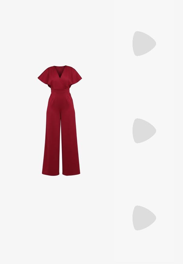 Rode jumpsuit met wijde pijpen, korte fladdermouwen, V-hals, aansluitende tailleband en rits aan de achterkant.; Bordeaux gebreide cardigan met een gestructureerd open steekpatroon, met een ronde halslijn en knoopsluiting aan de voorkant.; Donker bordeauxkleurige leren slingback schoen met puntige neus en blokhak, met een kleine gouden gesp op het enkeltje.; Bourgondische handtas van glanzend materiaal, rechthoekige vorm, met twee schouderbanden en subtiele gebogen accenten aan de voorkant.