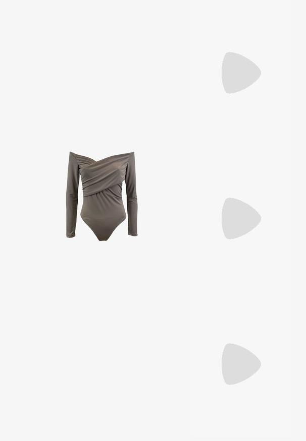 Ολόσωμο μαγιό off-the-shoulder σε ελιά, με μακριά μανίκια, ραμμένο μπροστά και λείο, ελαστικό ύφασμα.; Ροζ ανοιχτό ροζ κοντό ζακέτα από υφασμάτινη πλεκτή ύφανση με ρίγες, με V-λαιμόκοψη, μακριά μανίκια και κουμπιά που μοιάζουν με μαργαριτάρια μπροστά.; Μαύρες μπότες στιλέτο μέχρι το γόνατο με γυαλιστερή δερμάτινη επιφάνεια, μυτερή μύτη και λεπτό κομμένο τακούνι, διαθέτοντας ομαλή επιφάνεια και κομψό σχέδιο.; Μαύρη δερμάτινη τσάντα ώμου με λεπτομέρεια ιμάντα με πόρπη, καμπυλωτές άκρες και αντίθετη λευκή ραφή σε απλό φόντο.