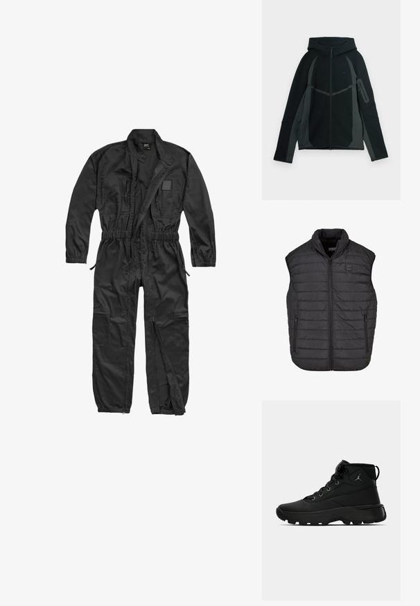 Brandit BRANDIT HERREN EINSATZKOMBI - Buksedragter - black; Sort ærmeløs puffer vest med høj krave, lynlås lukning, to sidelommer, vandret syninger, og et lille logo patch på brystet.; Sort og mørkegrå hættetrøje med lynlås foran, stor hætte og sidelomme med lynlås. Har et struktureret design og kontrasterende paneler.; Sorte høje sportsko med en tekstureret syntetisk overdel, der har metaløjer, sorte snørebånd og en gummisål med mønstre for godt greb.