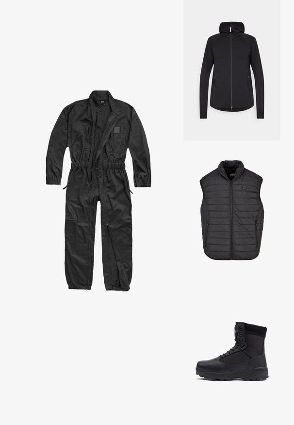 Brandit BRANDIT HERREN EINSATZKOMBI - Buksedragter - black; Sort ærmeløs puffer vest med høj krave, lynlås lukning, to sidelommer, vandret syninger, og et lille logo patch på brystet.; Sort zip-up hoodie med lange ærmer, frontlynlås, sidelommer og fast hætte, præsenteret på en hvid baggrund.; Sort taktisk støvle med en glat læderoverdel og stofpaneler, høj ankeldesign, snørebånd foran og slidstærk gummisål.