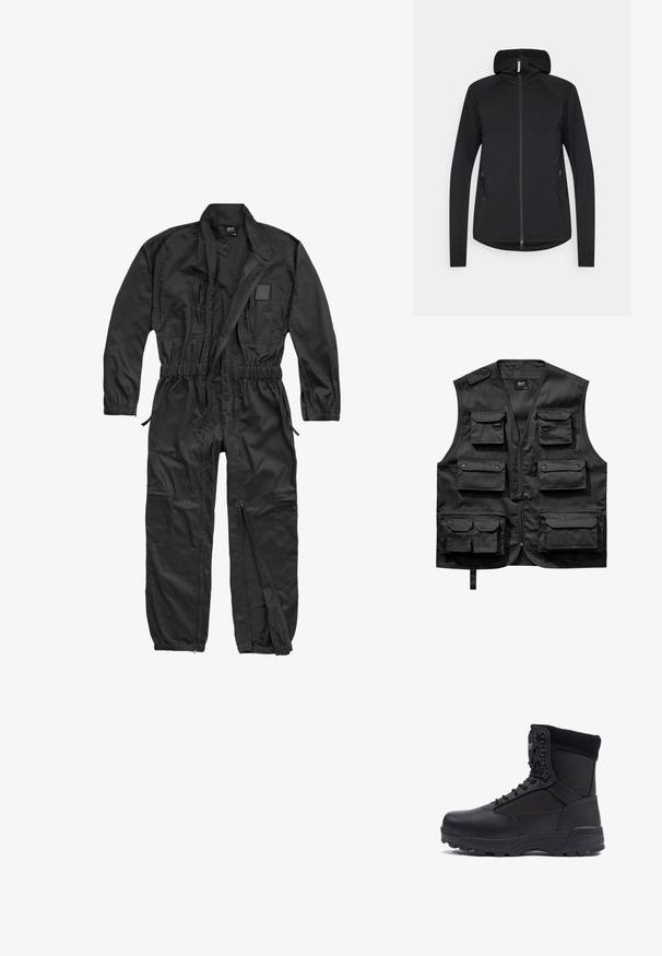 Brandit BRANDIT HERREN EINSATZKOMBI - Buksedragter - black; Sort vest lavet af letvægtsstof, med seks frontlommer, en lynlås foran og en knaplukning på venstre skulder.; Sort zip-up hoodie med lange ærmer, frontlynlås, sidelommer og fast hætte, præsenteret på en hvid baggrund.; Sort taktisk støvle med en glat læderoverdel og stofpaneler, høj ankeldesign, snørebånd foran og slidstærk gummisål.
