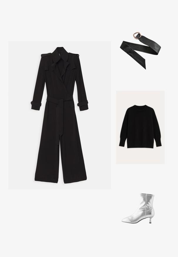 Norma Kamali DOUBLE BREASTED TRENCH STRAIGHT LEG - Buksedragter - black; Sort strikket sweater med rund halsudskæring, faldende skuldre samt ribstrikkede manchetter og kant. Glat tekstur med en løs pasform.; Sølv ankelstøvle lavet af metallæder, med spidse tæer, mellemhøje hæle og sømløst design med diskrete syninger.; Sort læderbælte med en stor afrundet rektangulær bronzespænde og spidse ender, lagt fladt ud på en hvid baggrund.