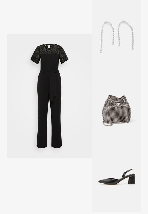Mono negro con manga corta de encaje, un escote redondo y una cintura ceñida. Las piernas son anchas y rectas, creando una silueta elegante.; Zapato slingback de cuero negro con punta puntiaguda, tacón bajo de bloque y diseño minimalista con finas tiras y textura suave.; Bolso tipo bucket metálico en gris con embellishments de strass, cierre con cordón y correa de cadena plateada. Presenta una placa con el logo en el frente.; Pendientes de plata con cadenas colgantes, adornados con múltiples piedras preciosas transparentes dispuestas en un patrón lineal, que ofrecen un efecto deslumbrante.