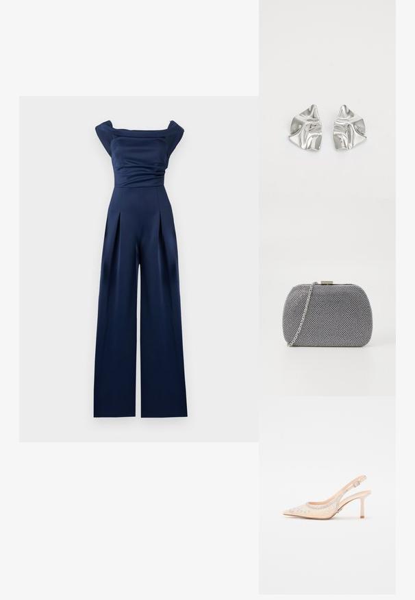 Marineblå jumpsuit med off-shoulder halsudskæring, plisserede brede ben og en tætsiddende overdel. Fremstillet af blødt, glat stof.; Steve Madden VERO - Højhælede pumps - champagne; Sorte og hvide teksturerede clutch-taske med rund form, sølvfarvet kædetrækt, og en metalspænde på toppen.; Sølvmetal øreringe med et bølgende, skulpturelt design, der har en poleret overflade og uregelmæssige former, hvilket fremhæver en moderne æstetik.