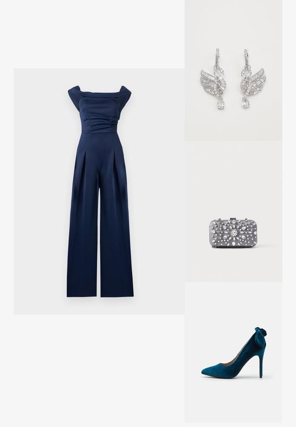 Marineblå jumpsuit med off-shoulder halsudskæring, plisserede brede ben og en tætsiddende overdel. Fremstillet af blødt, glat stof.; Anna Field Pumps - dark blue; Lille rektangulær mørkegrå clutch pyntet med klare rhinsten i et strålende mønster og en sølvkæde som strop.; Sølv øreringe formet som svaner, med klare krystaller, perleaccentuer og et dråbe-design med en tåreformet ædelsten.