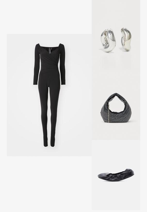 Combinaison noire à manches longues avec décolleté carré, design enveloppant au niveau du buste et jambes ajustées, fabriquée en tissu extensible.; Chaussure plate en cuir noir avec un bout arrondi et un design froncé le long de l'ouverture. Présente un détail discret en métal argenté sur le devant.; Sac à main en maille noire orné de clous en argent, avec une poignée incurvée et une bandoulière en chaîne. Texture douce avec une forme arrondie.; Boucles d'oreilles sculpturales en argent avec des formes douces et courbes et des surfaces réfléchissantes. Présentent un design de boucle fermée et une forme organique distincte.