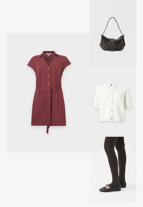Robe bordeaux à manches courtes avec col, boutons à l'avant, taille cintrée et ceinture nouée, présentée sur un fond clair uni.; Cardigan blanc en maille à manches courtes avec col en V, motif ondulé texturé, bordures côtelées et quatre boutons décoratifs en forme de fleurs argentées.; Jambes portant des leggings côtelés foncés associés à des ballerines noires avec de petits détails en nœud sur fond blanc.; Sac à épaule en cuir noir avec une sangle à boucle, des bords arrondis et des coutures blanches contrastées sur un fond uni.